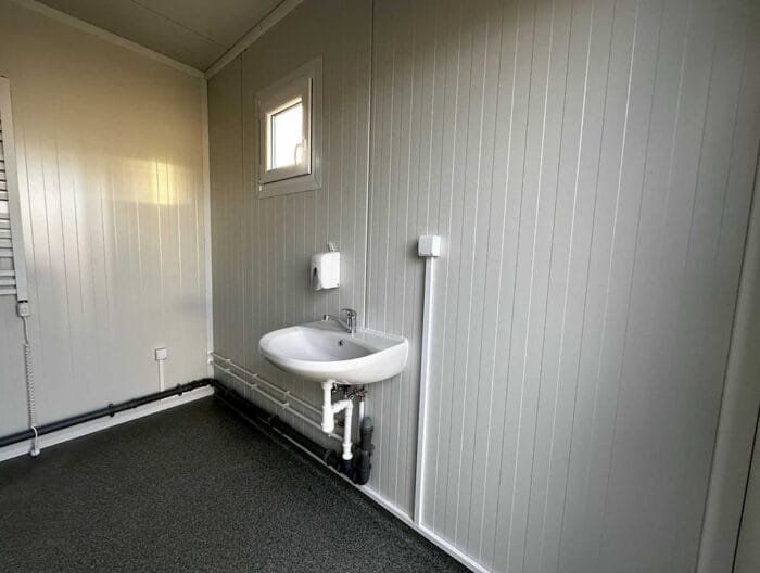 Contentor Sanitário 6 m – 6 Duches, 2 Lavatórios, Termoacumulador 300 L – Usado - Image 10