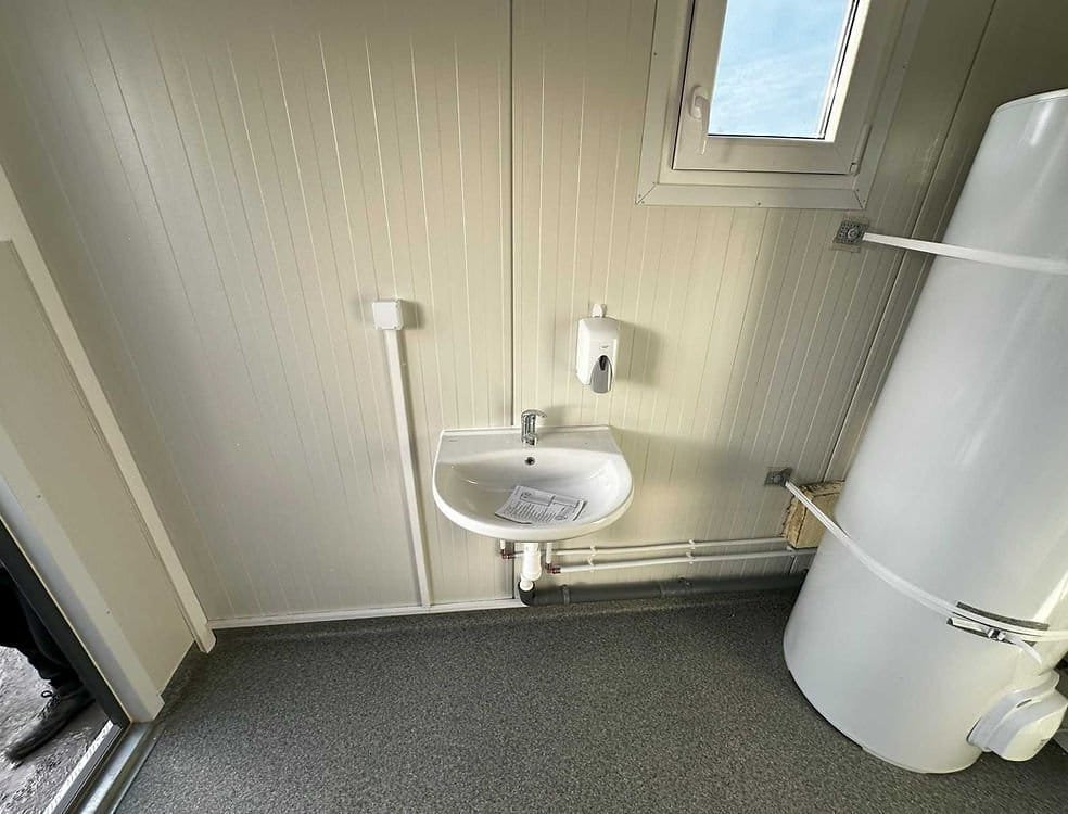 Contentor Sanitário 6 m – 6 Duches, 2 Lavatórios, Termoacumulador 300 L – Usado - Image 3