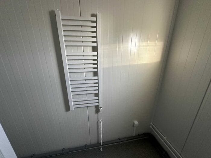 Contentor Sanitário 6 m – 6 Duches, 2 Lavatórios, Termoacumulador 300 L – Usado - Image 2