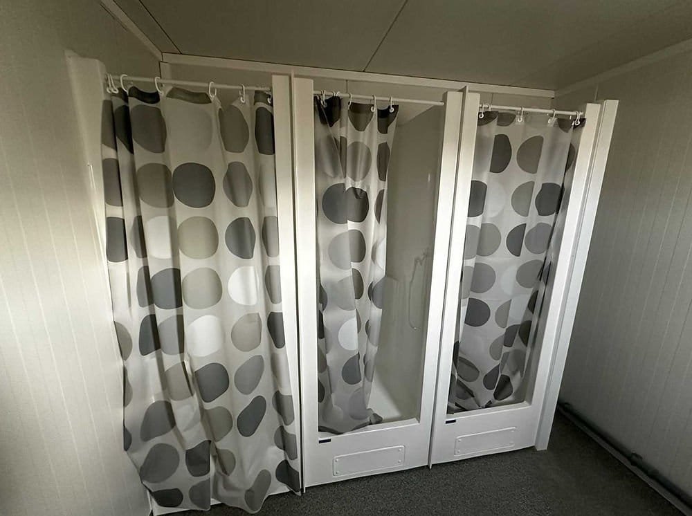 Contentor Sanitário 6 m – 6 Duches, 2 Lavatórios, Termoacumulador 300 L – Usado - Image 11
