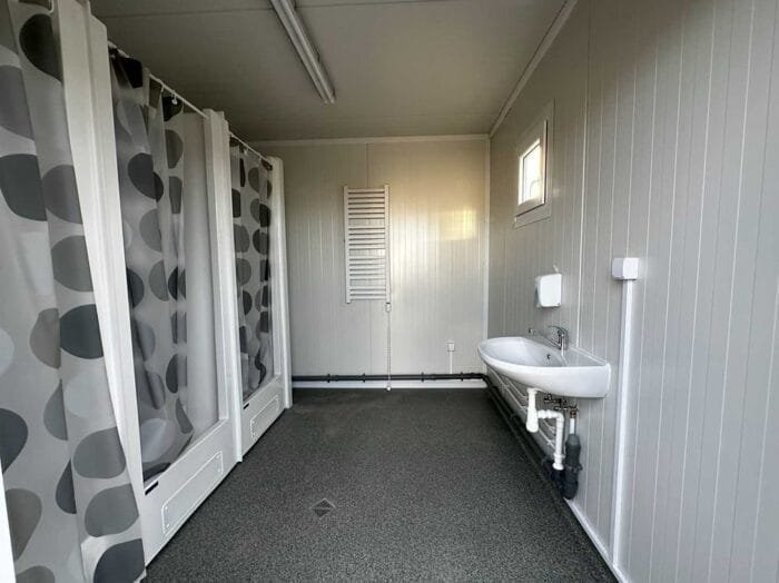 Contentor Sanitário 6 m – 6 Duches, 2 Lavatórios, Termoacumulador 300 L – Usado - Image 12