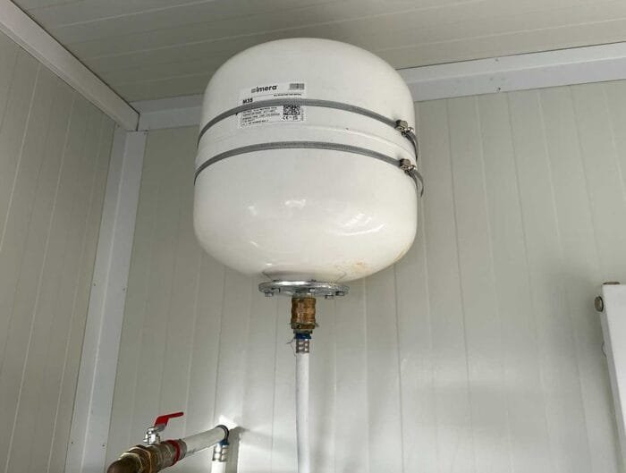 Contentor Sanitário 6 m – 6 Duches, 2 Lavatórios, Termoacumulador 300 L – Usado - Image 13