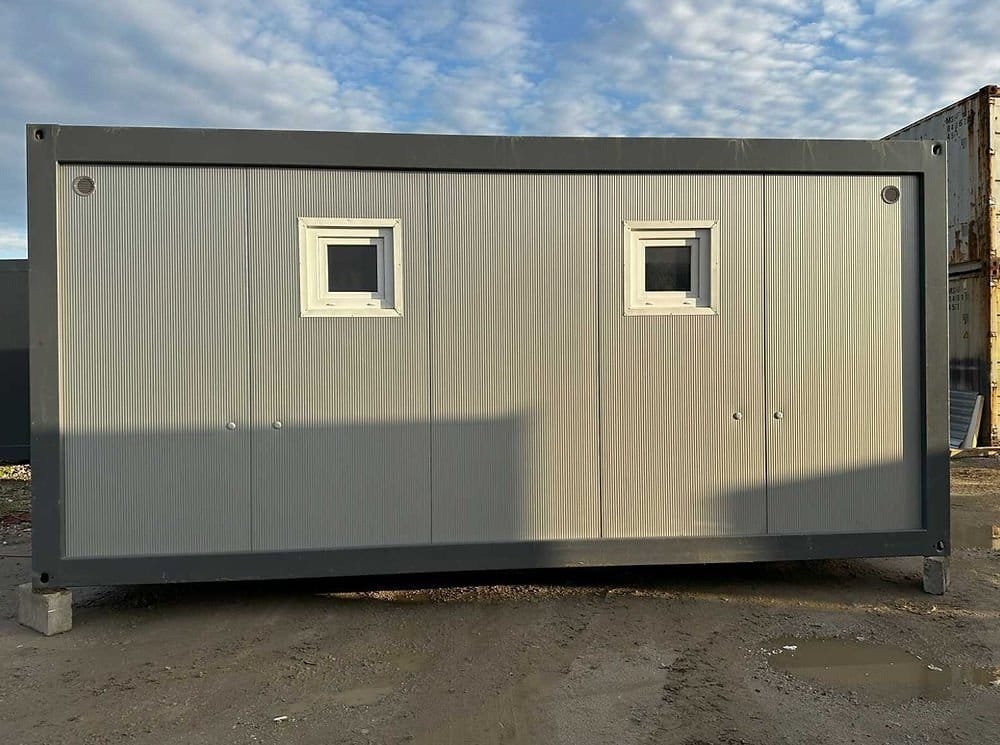 Contentor Sanitário 6 m – 6 Duches, 2 Lavatórios, Termoacumulador 300 L – Usado - Image 4
