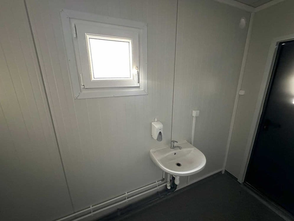 Contentor Sanitário 6 m – 6 Duches, 2 Lavatórios, Termoacumulador 300 L – Usado - Image 14