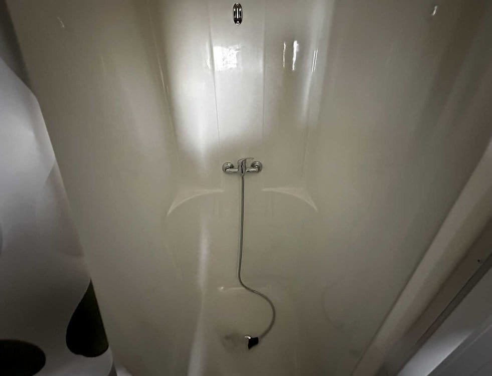 Contentor Sanitário 6 m – 6 Duches, 2 Lavatórios, Termoacumulador 300 L – Usado - Image 6