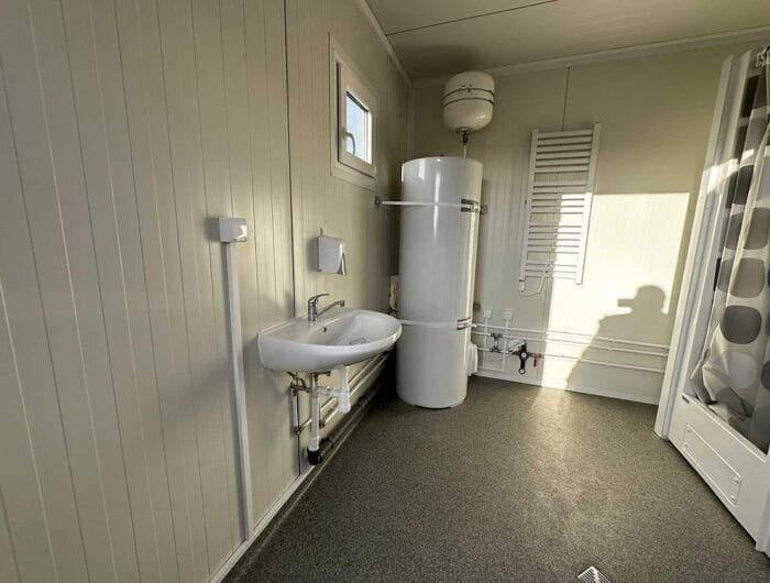Contentor Sanitário 6 m – 6 Duches, 2 Lavatórios, Termoacumulador 300 L – Usado - Image 8